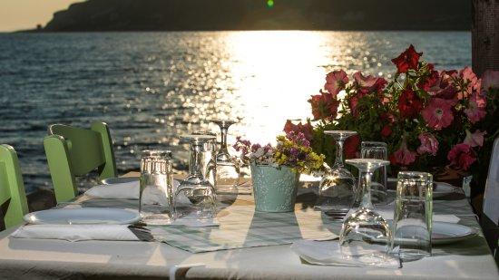 Paradosiaki Taverna Karavopetra